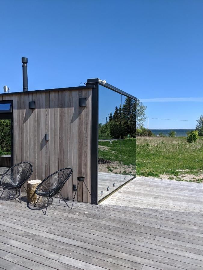 Дома для отпуска Seaside getaway in Ööd mirror house Kibru